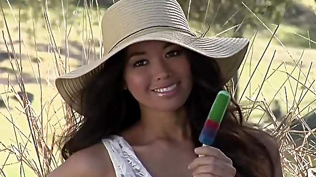 Stunning Mei-Ling Lam prepares to make hot show outdoors