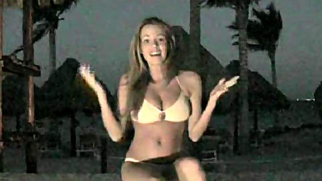 Sharae Spearsthe pretty babe poses in yellow bikini