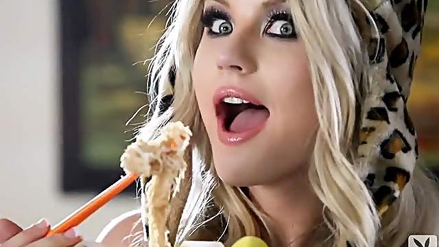 Blonde hottie Jamie Bradford shows her astonishing natural tits