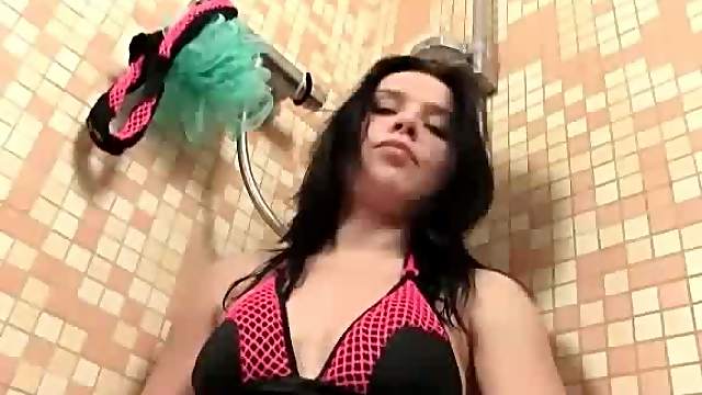 Carnal teen Wendy Moon piss in bath