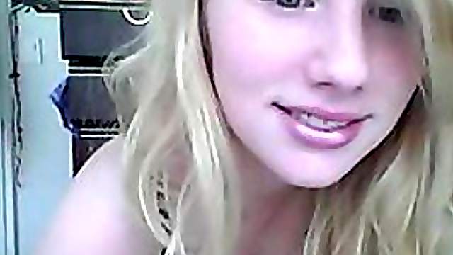 Blond Babe Shows Her Bikini & Hot Body in Webcam