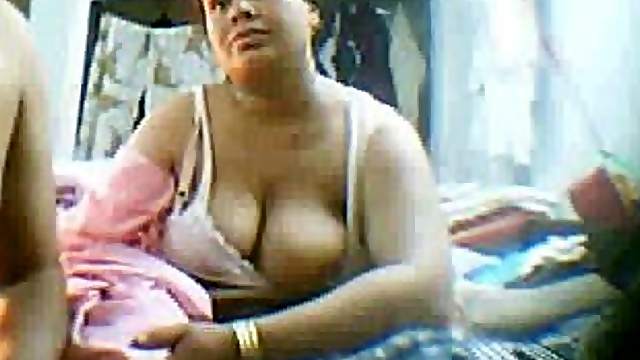 Fat Indian mature lady having sex in homemade video