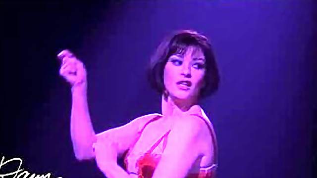 Catherine Zeta-Jones & Renee Zellweger Incredibly Sexy Performance