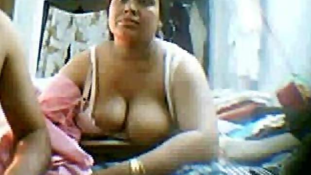Indian mature lady gets so nasty under the hidden cam