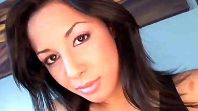 Beauty queen Paige Taylor spreads her legs wide