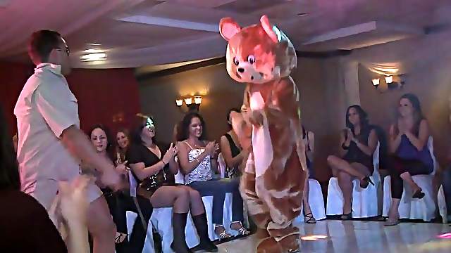 Amateur pornstars enjoys a relaxing funny show after work