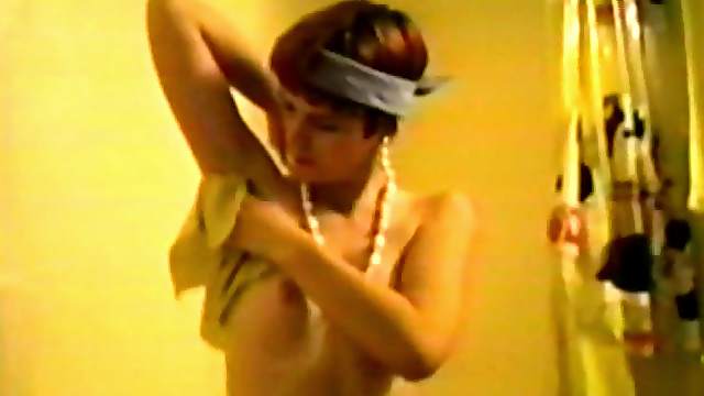 Horny babe masturbates while shaving her pussy in vintage clip