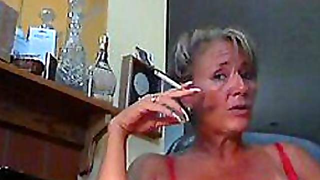 Incredibly Hot Mature Blonde Babe Shows Her Sexy Feet To The Camera
