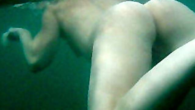 Underwater Voyeur Cam Catches a Sensual Babe Swimming Naked On a Beach