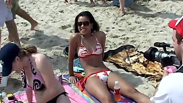 Hot Babes Showing Their Hot Bodies In Sexy Bikinis