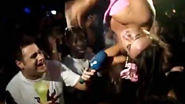 Amateur hussy flashes her tits in a club in reality homemade clip