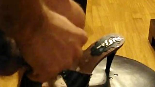 Amateur girl walks in her shoes and lets her BF use them as a cum target