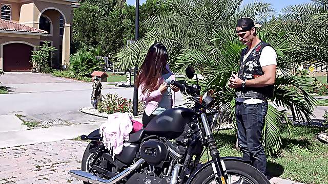 Two arab bitches Julianna Vega and Mia Khalifa share a cock