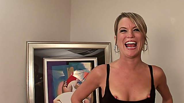 Blonde milf demonstrates her toes and holes in solo clip
