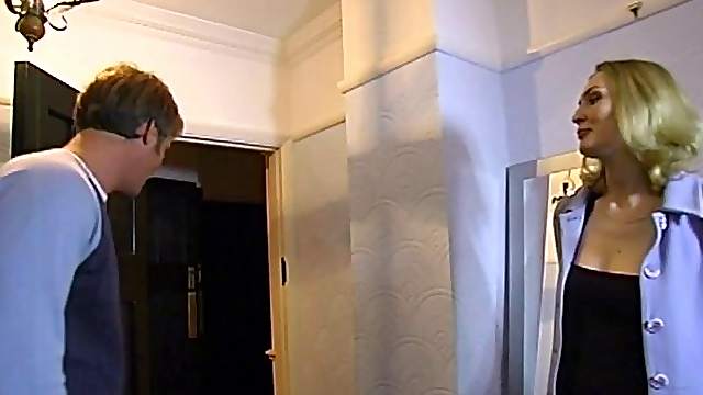 Amateur blonde hussy works on two wangs and gets sandwiched