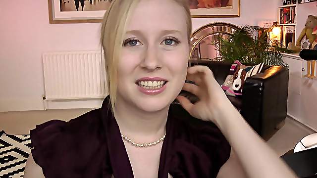 Hot lady makes fun with her mouth on a cock