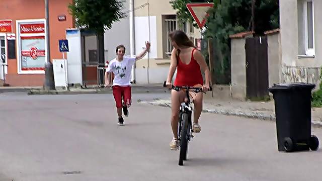 Teen cutie takes time off her bike ride for an outdoors pussy pounding