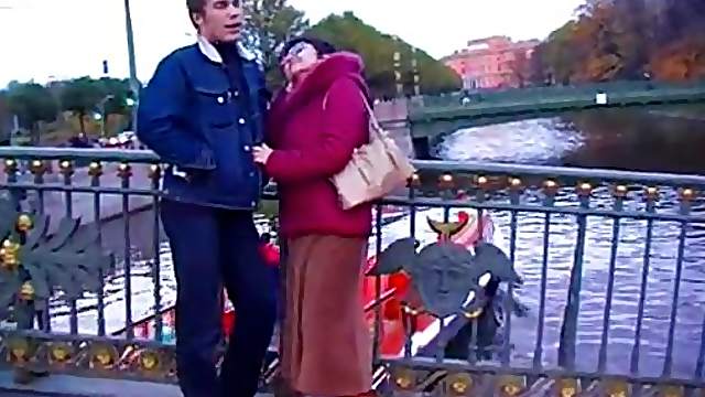 She just met him but the mature babe wants to fuck