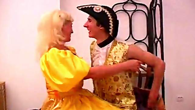 Steady cock brings adorable blonde cougar to orgasm