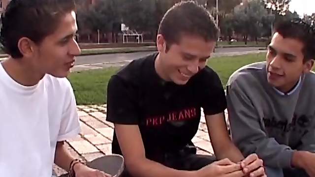 Latin Twinks Daisy Chain Threesome