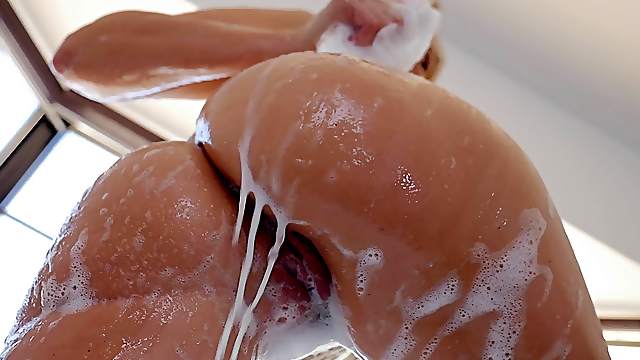Julia takes a mind-blowing bath and handles the rough banging