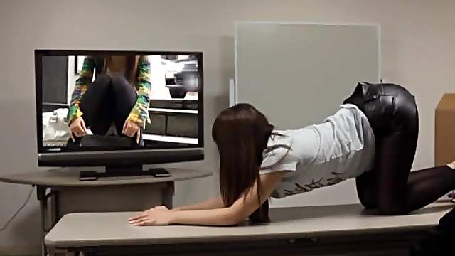 Sae Aihara Shows Her Gorgeous Ass Wearing Sexy Pantyhose