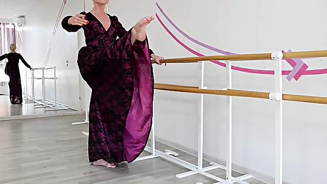 Russian blonde solo model unpinning attire flexible