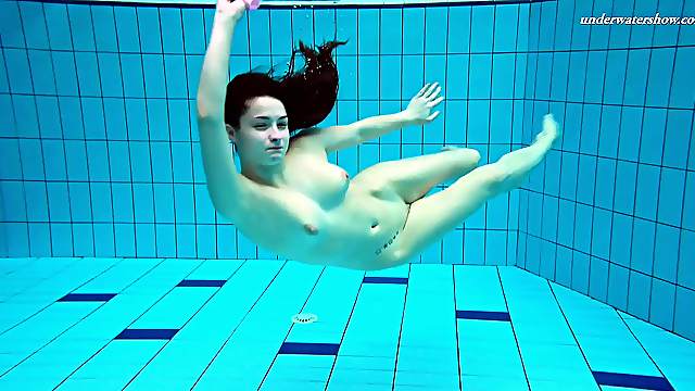 Bootylicious sex goddess Liza Bubarek swims around the local pool