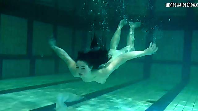 Sensual raven-haired looker unveils her curvy body under the water