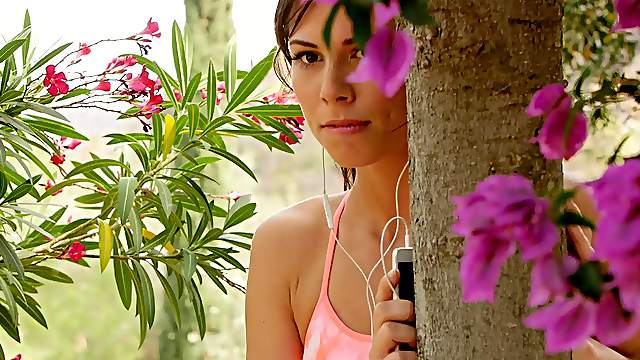 Outdoors pussy drilling is a new experience for Dillion Harper