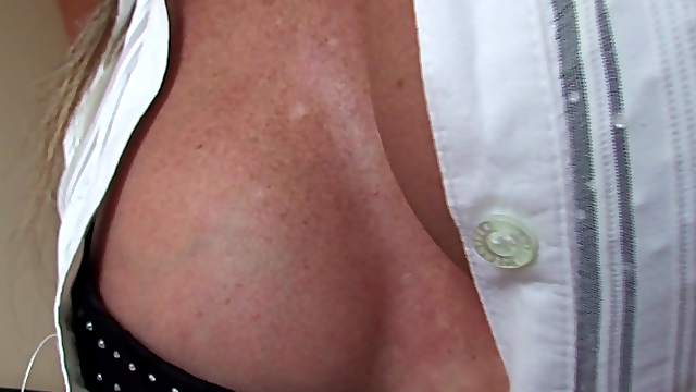 Carmen takes off her clothes for a formidable masturbation with a toy