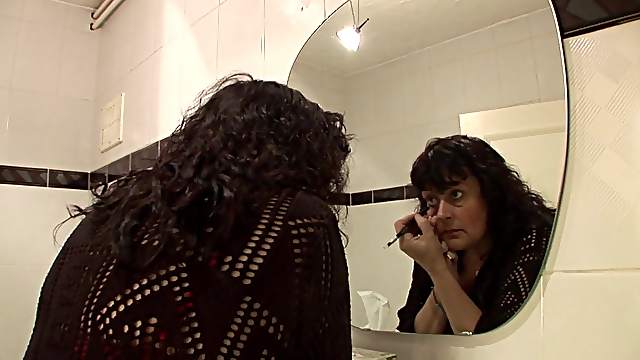 Mature Saartaje with natural tits seductively bend over
