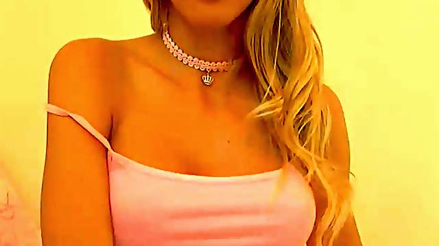 Pretty Hot Blonde Cammodel Makes Her Pussy Wet