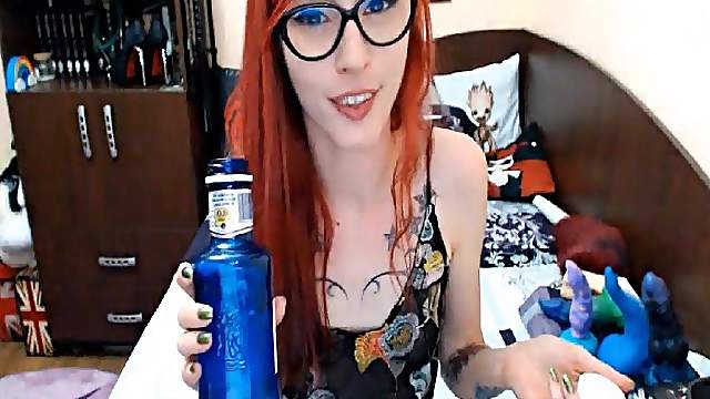 Nerdy Redhead Babe Masturbate her Cunt