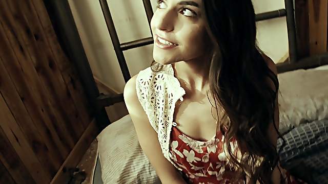 Gorgeous vixen Arielle Faye wants to feel a cock between her legs