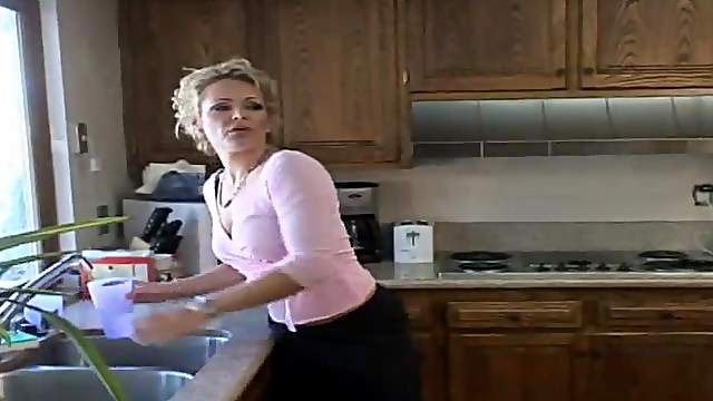Kelly Leigh is back for some sweet pussy