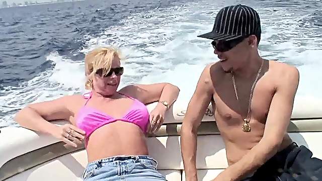 Cameron Keys decides give her lover a blowjob