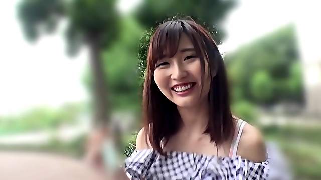 Maria Wakasuki enjoys seducing fellows with her hot body