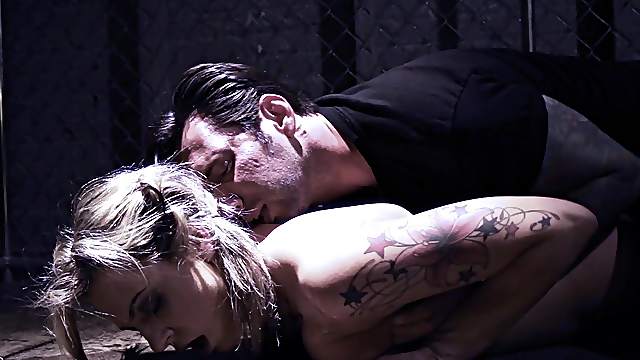 Naked slave Dahlia Sky attacked by a hunk for a sexual experience