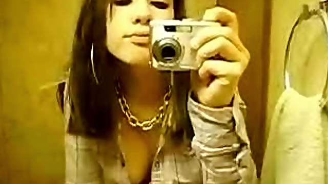 Sexy Emo chick gets totally naked selfshooting