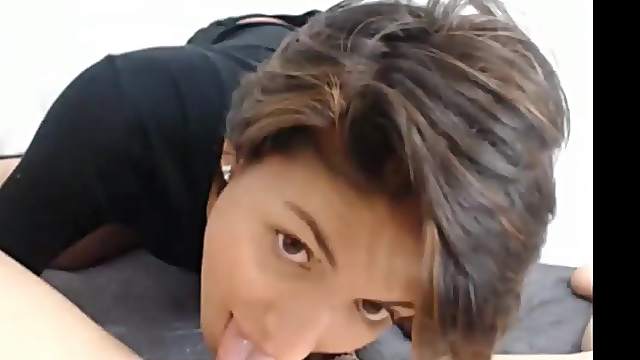 sexy lesbian teen sucks her girlfriend's pussy on cam