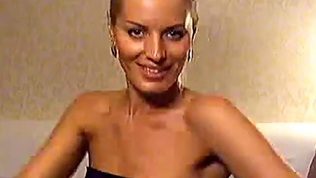 Sexy blonde masturbation play on webcam