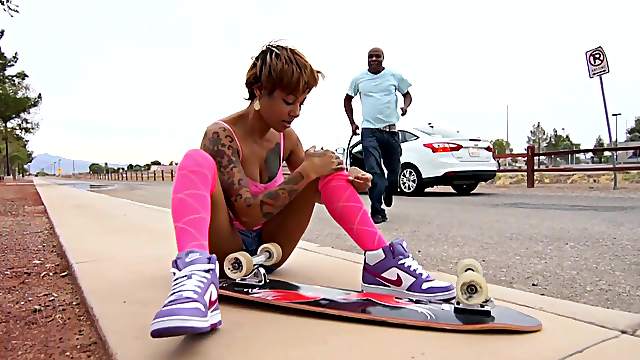 Tattooed chick Diamond Princess having much fun getting pounded