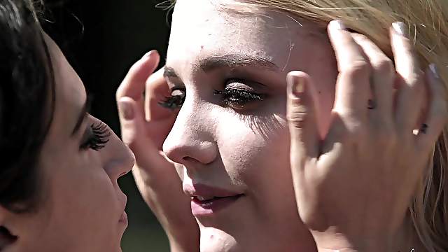 Kenna James and other lesbians want to masturbate together