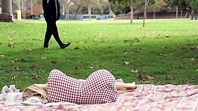 Teen babe Anastasia Knight loves to swallow strangers cum in the park