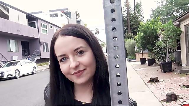 Emma meets a guy from a German dating app