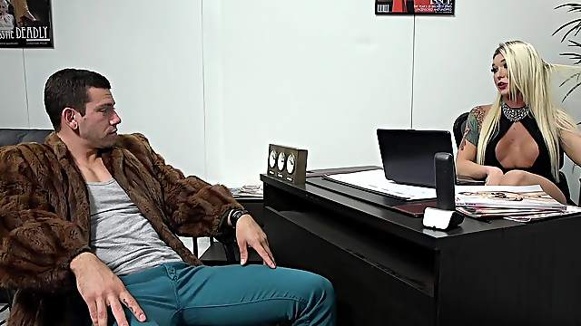 There is nothing better for tranny Aubrey Kate than a sex in the office