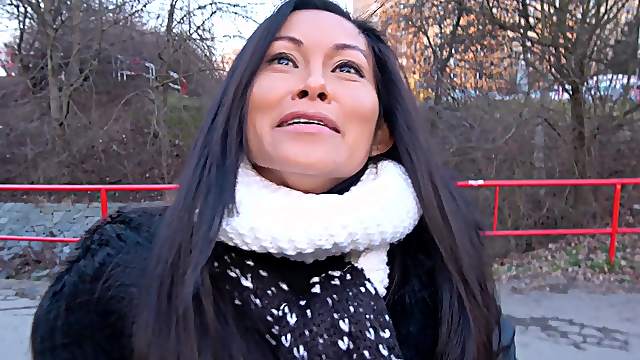One hard and fat stranger's cock can satisfy horny girl Suzie Q