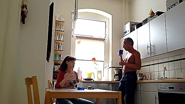 Eine Kollegin besucht mich und ich ziehe mich nackt aus