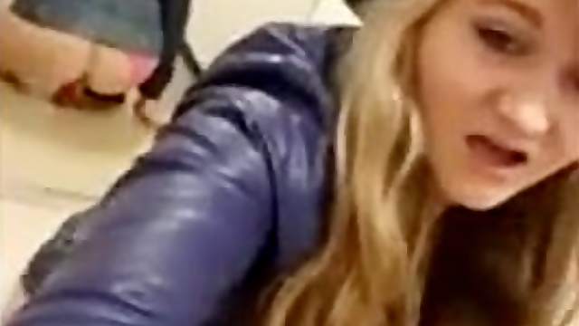 Junge Nutte reitet Dildo in der Umkleide ab
